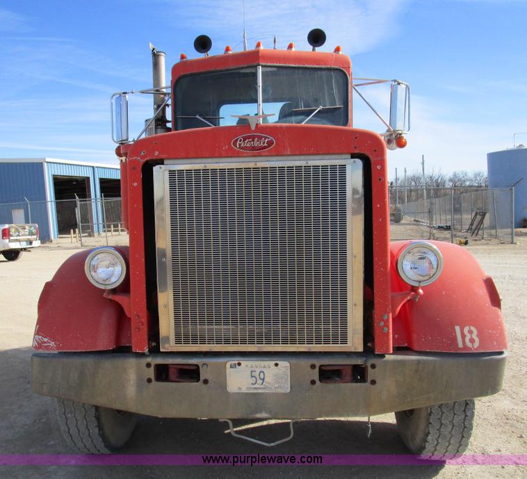 image for item D2268 1985 Peterbilt semi truck