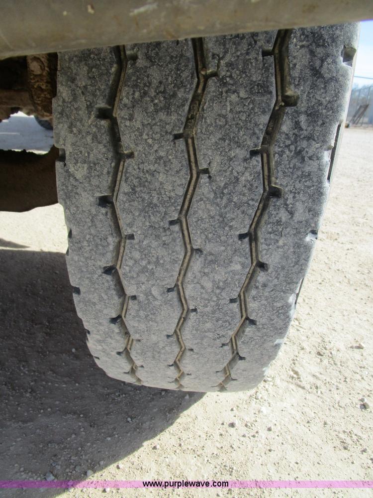 image for item D2268 1985 Peterbilt semi truck