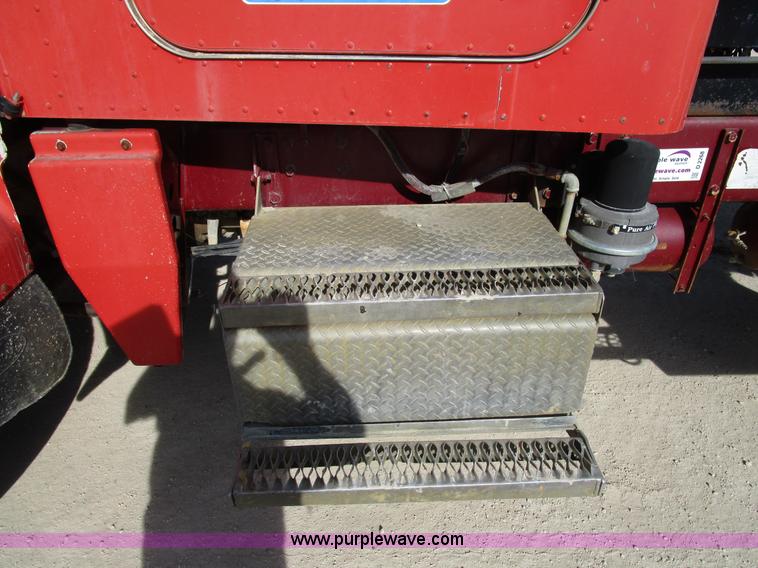 image for item D2268 1985 Peterbilt semi truck