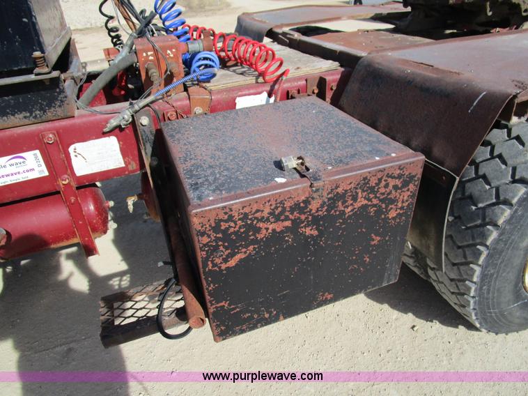 image for item D2268 1985 Peterbilt semi truck