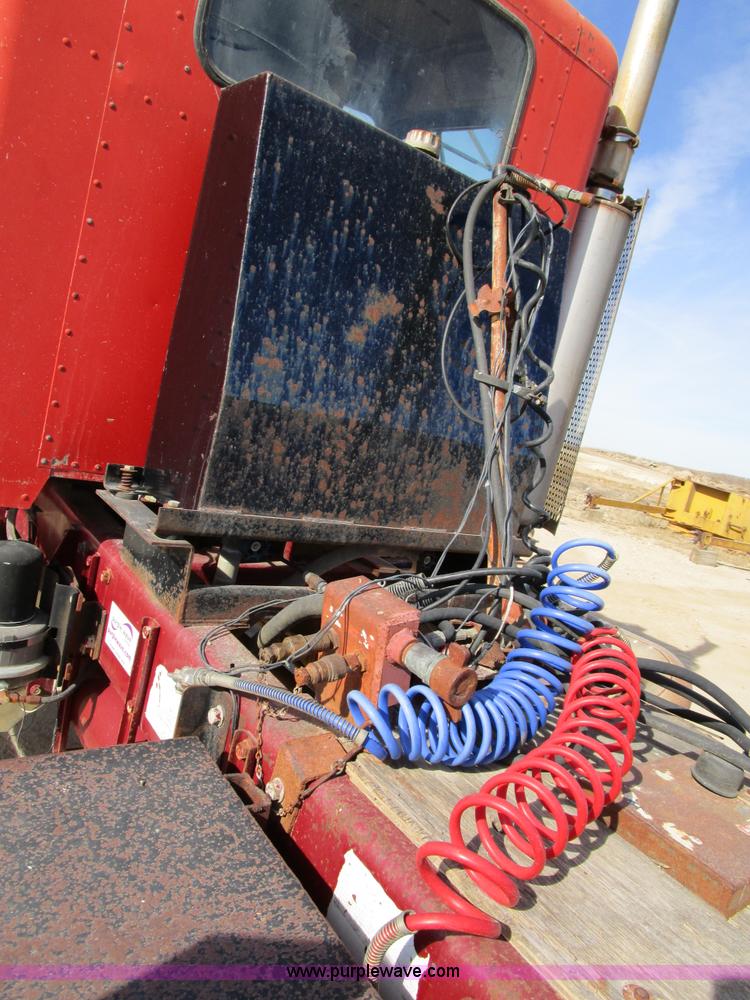 image for item D2268 1985 Peterbilt semi truck