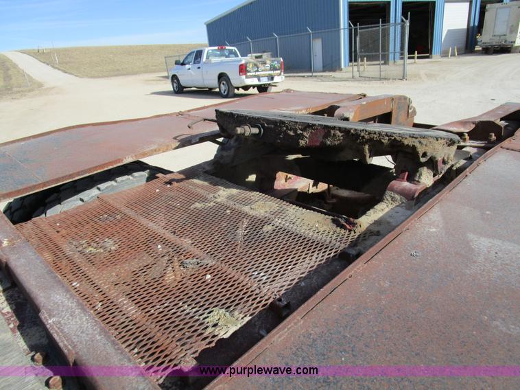 image for item D2268 1985 Peterbilt semi truck