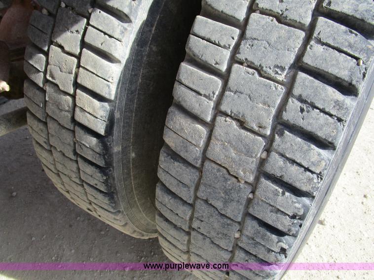 image for item D2268 1985 Peterbilt semi truck