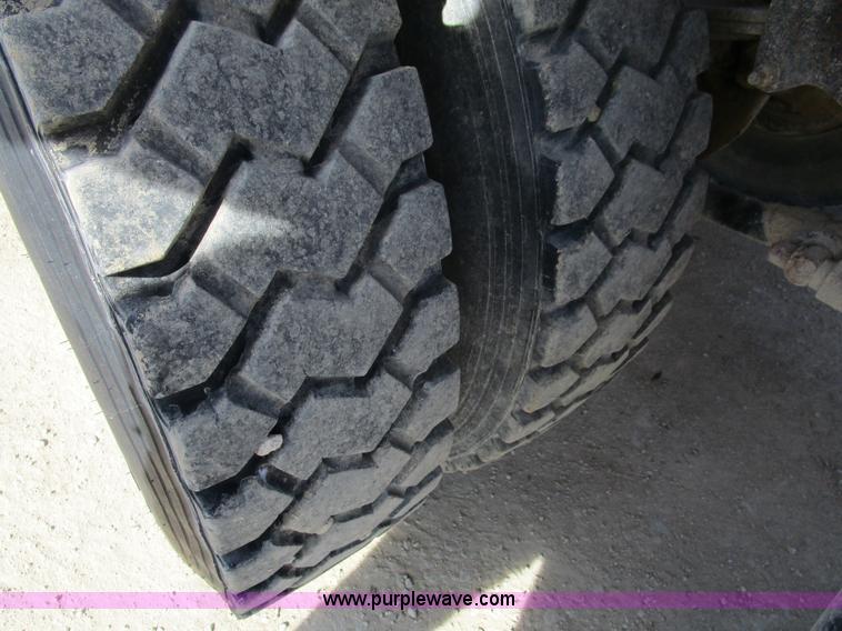 image for item D2268 1985 Peterbilt semi truck