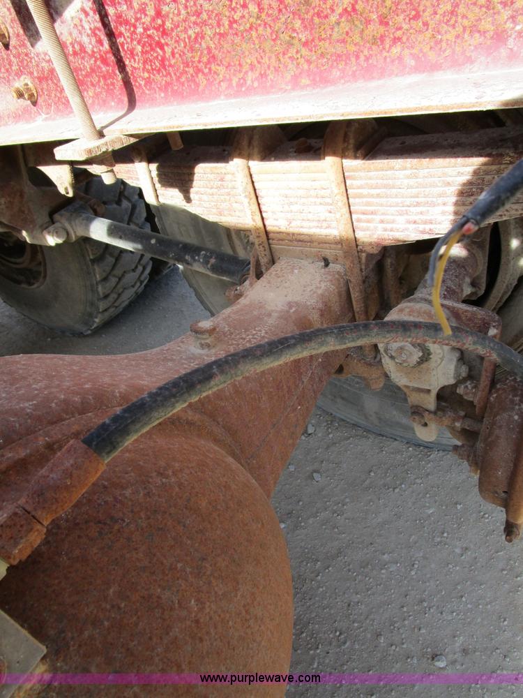 image for item D2268 1985 Peterbilt semi truck