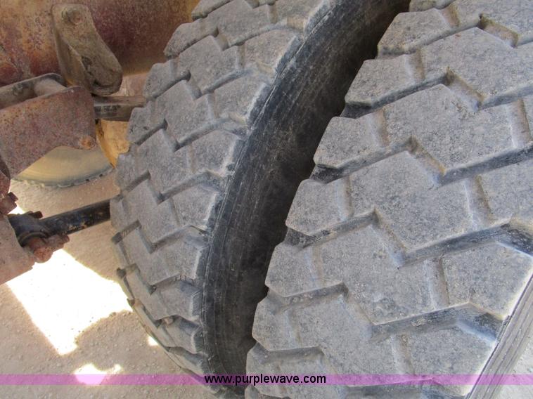 image for item D2268 1985 Peterbilt semi truck