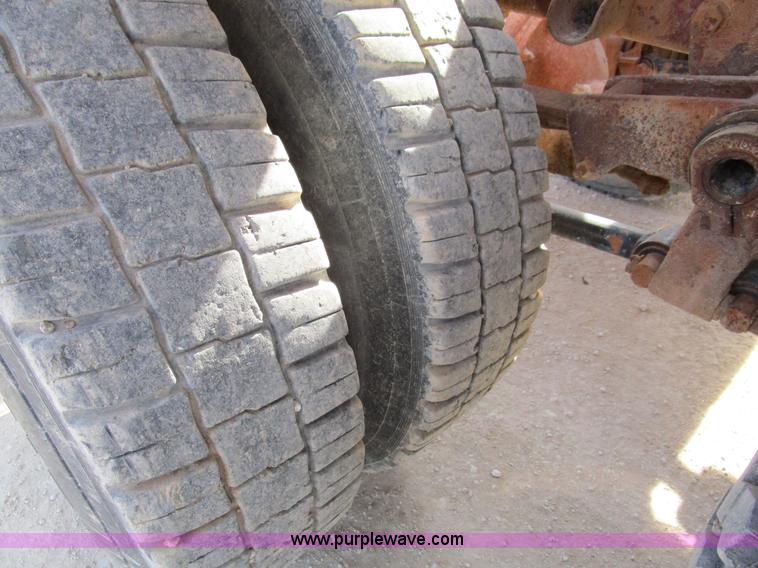 image for item D2268 1985 Peterbilt semi truck