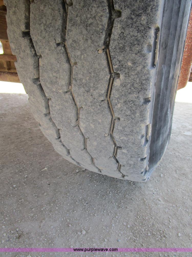 image for item D2268 1985 Peterbilt semi truck