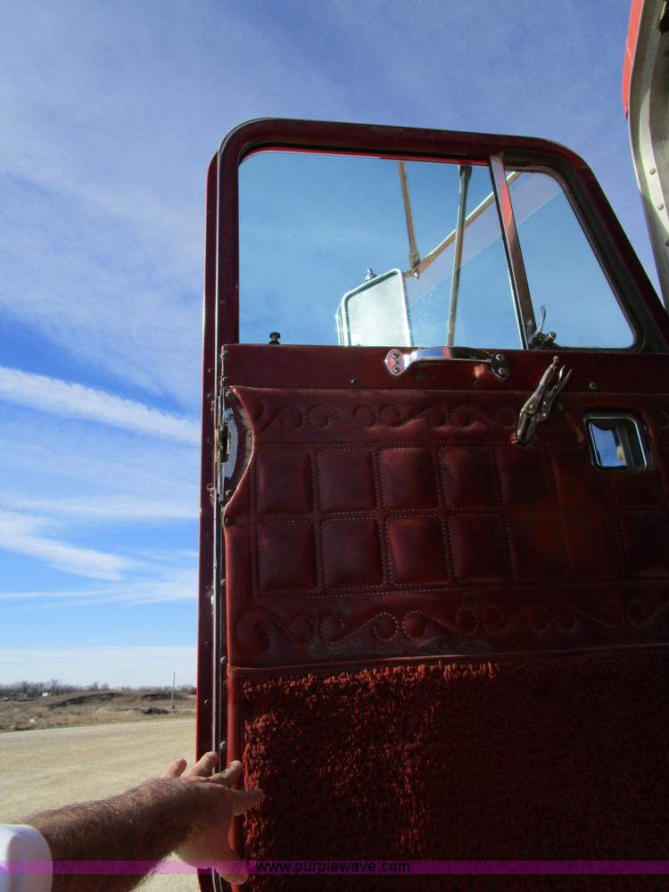 image for item D2268 1985 Peterbilt semi truck