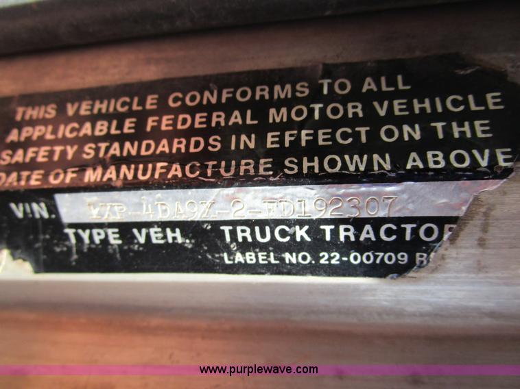 image for item D2268 1985 Peterbilt semi truck