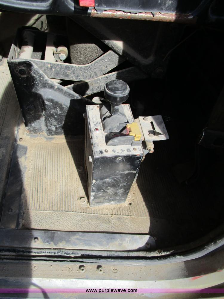 image for item D2268 1985 Peterbilt semi truck