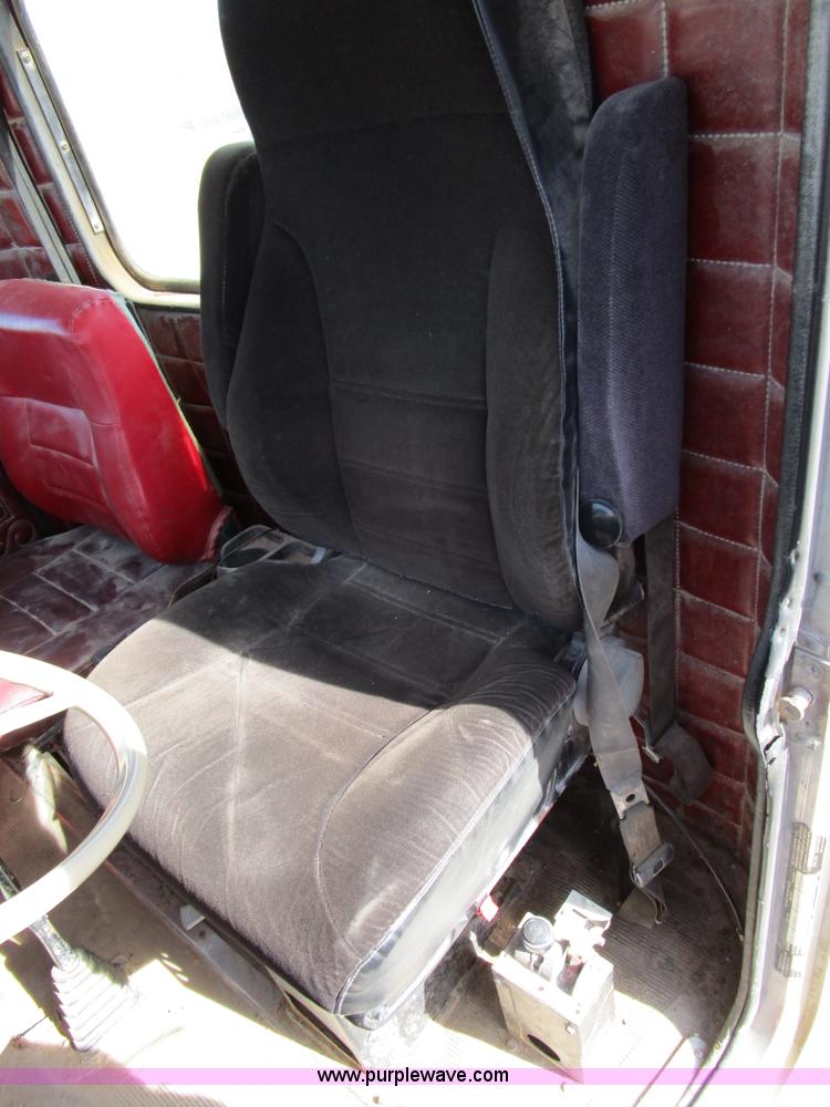 image for item D2268 1985 Peterbilt semi truck