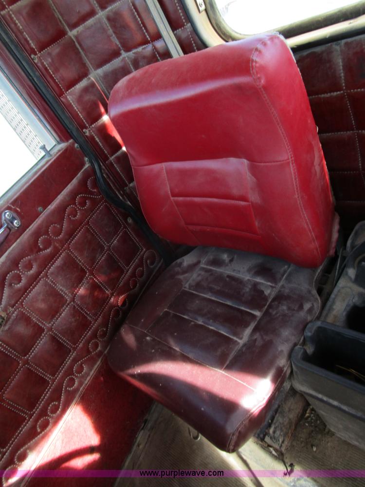 image for item D2268 1985 Peterbilt semi truck