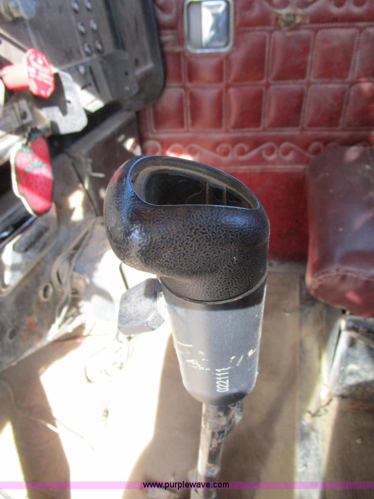 image for item D2268 1985 Peterbilt semi truck