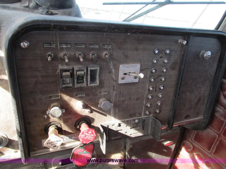 image for item D2268 1985 Peterbilt semi truck