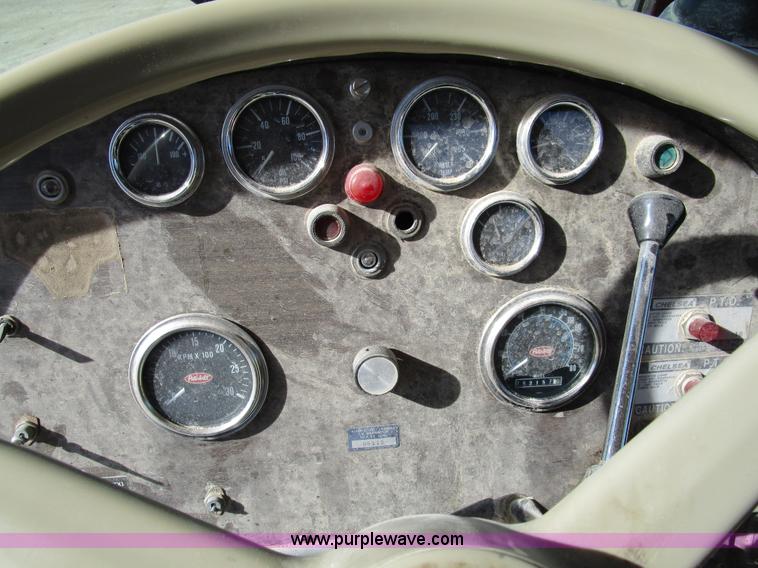 image for item D2268 1985 Peterbilt semi truck