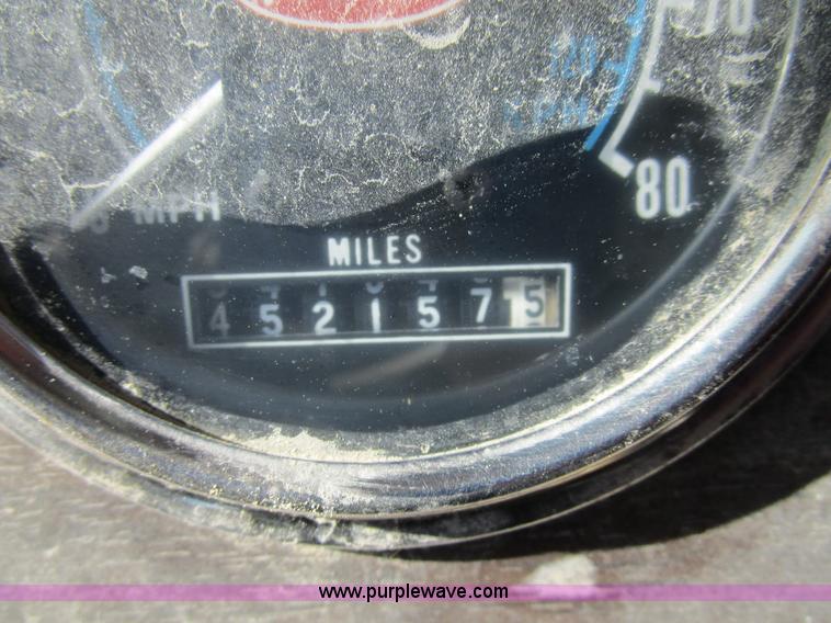 image for item D2268 1985 Peterbilt semi truck