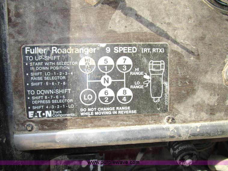 image for item D2268 1985 Peterbilt semi truck