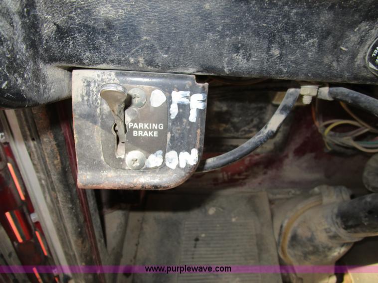 image for item D2268 1985 Peterbilt semi truck