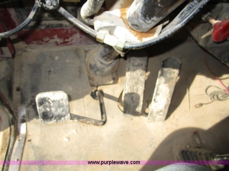 image for item D2268 1985 Peterbilt semi truck