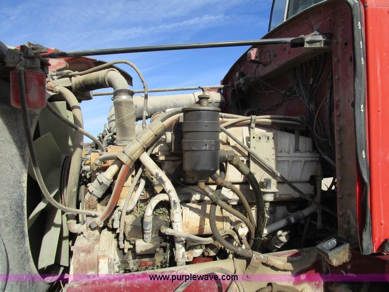 image for item D2268 1985 Peterbilt semi truck