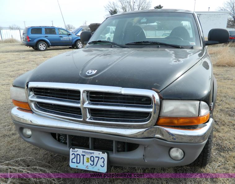 image for item D6110 1999 Dodge Dakota Club Cab pickup truck