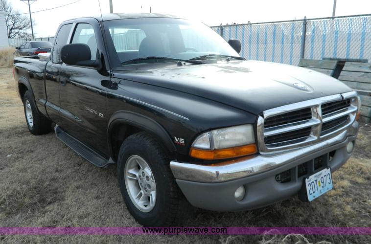 image for item D6110 1999 Dodge Dakota Club Cab pickup truck