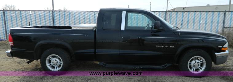 image for item D6110 1999 Dodge Dakota Club Cab pickup truck