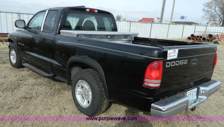 image for item D6110 1999 Dodge Dakota Club Cab pickup truck