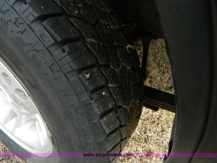 image for item D6110 1999 Dodge Dakota Club Cab pickup truck