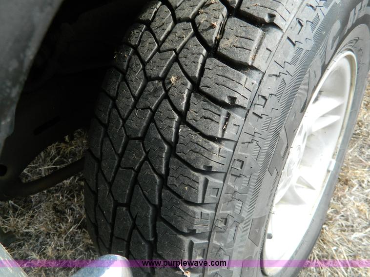 image for item D6110 1999 Dodge Dakota Club Cab pickup truck