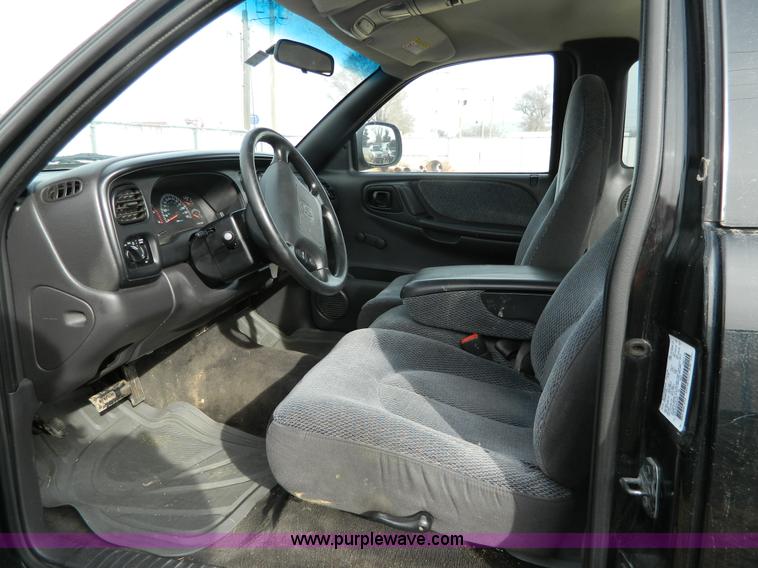 image for item D6110 1999 Dodge Dakota Club Cab pickup truck