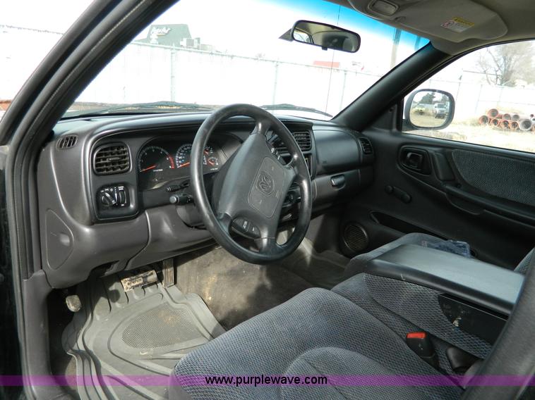 image for item D6110 1999 Dodge Dakota Club Cab pickup truck