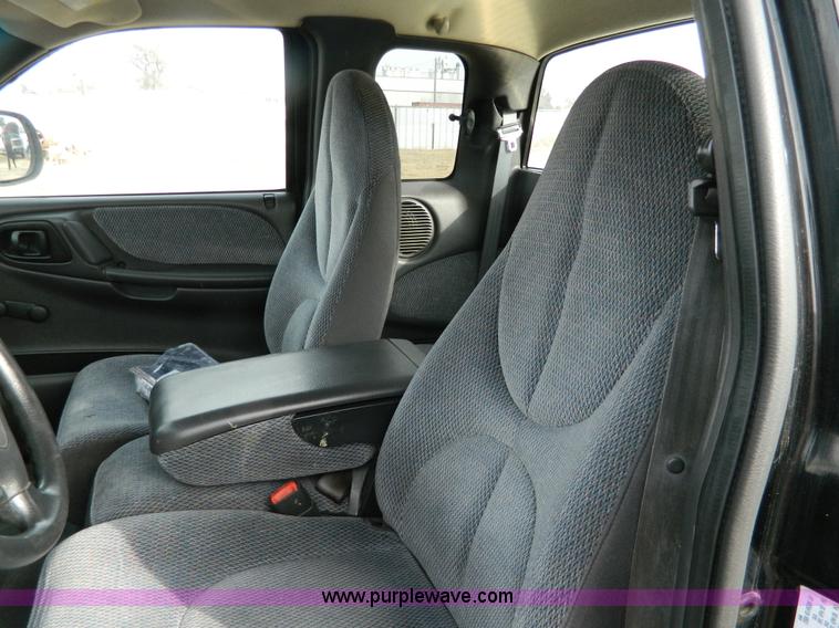 image for item D6110 1999 Dodge Dakota Club Cab pickup truck