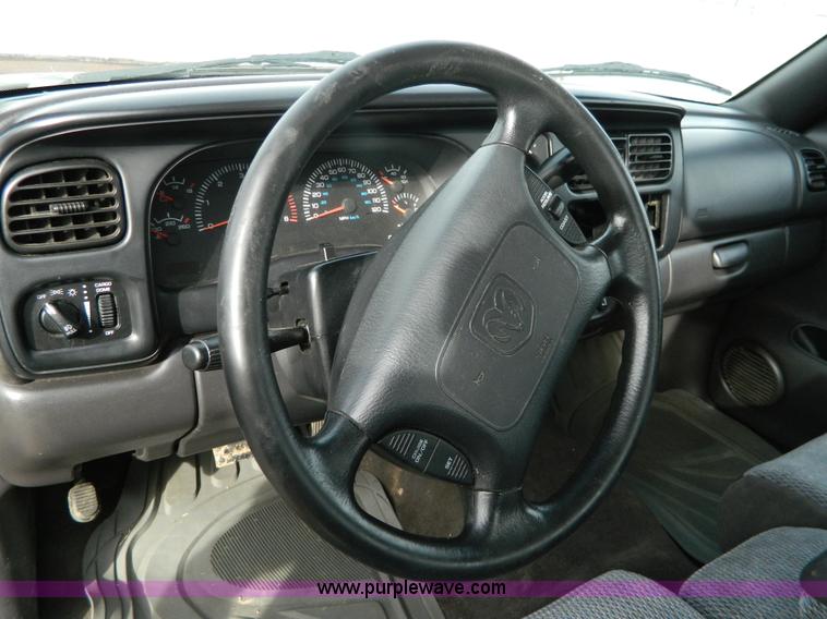 image for item D6110 1999 Dodge Dakota Club Cab pickup truck