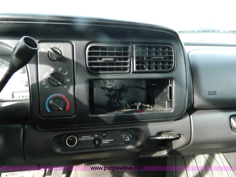 image for item D6110 1999 Dodge Dakota Club Cab pickup truck