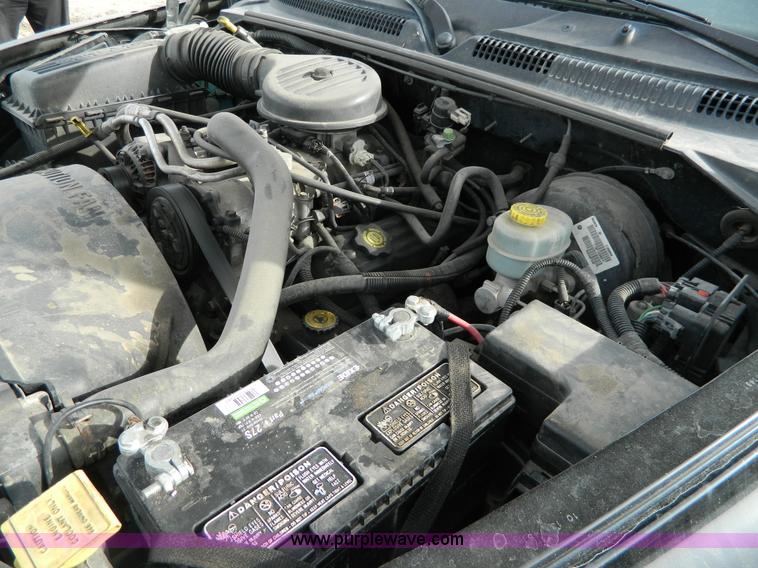 image for item D6110 1999 Dodge Dakota Club Cab pickup truck