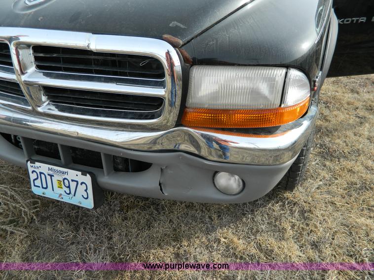 image for item D6110 1999 Dodge Dakota Club Cab pickup truck