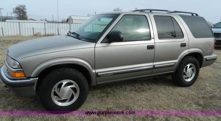 image for item D6111 1999 Chevrolet Blazer SUV