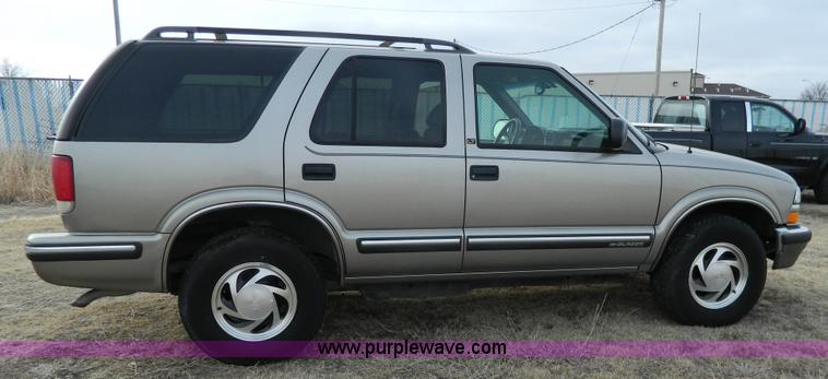 image for item D6111 1999 Chevrolet Blazer SUV