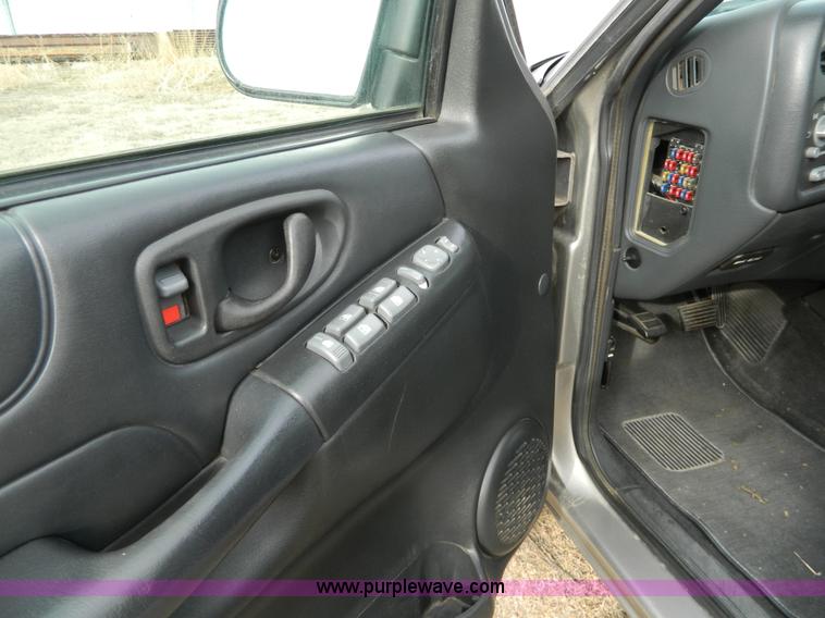 image for item D6111 1999 Chevrolet Blazer SUV