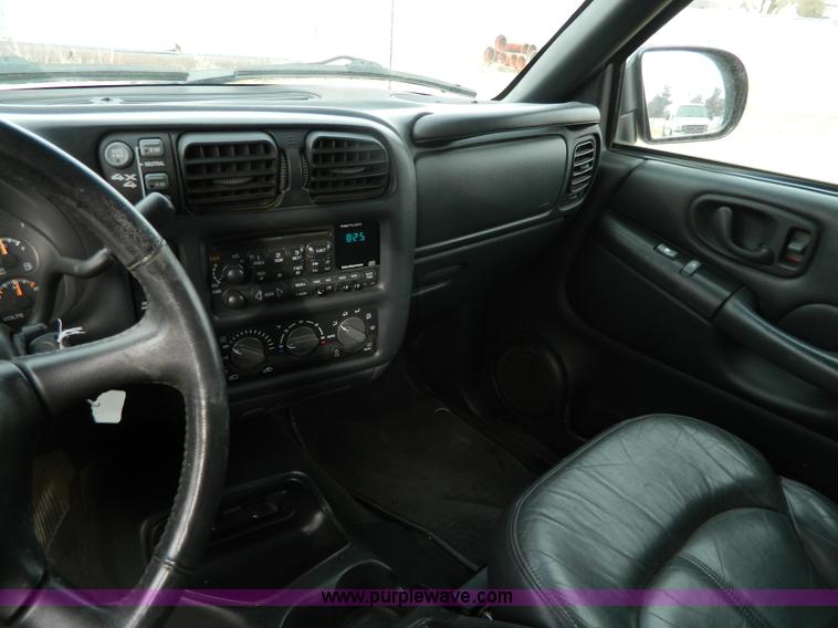 image for item D6111 1999 Chevrolet Blazer SUV