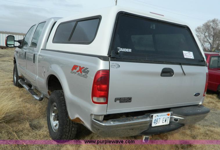 image for item D6112 2003 Ford F250 Super Duty XLT Crew Cab pickup truck