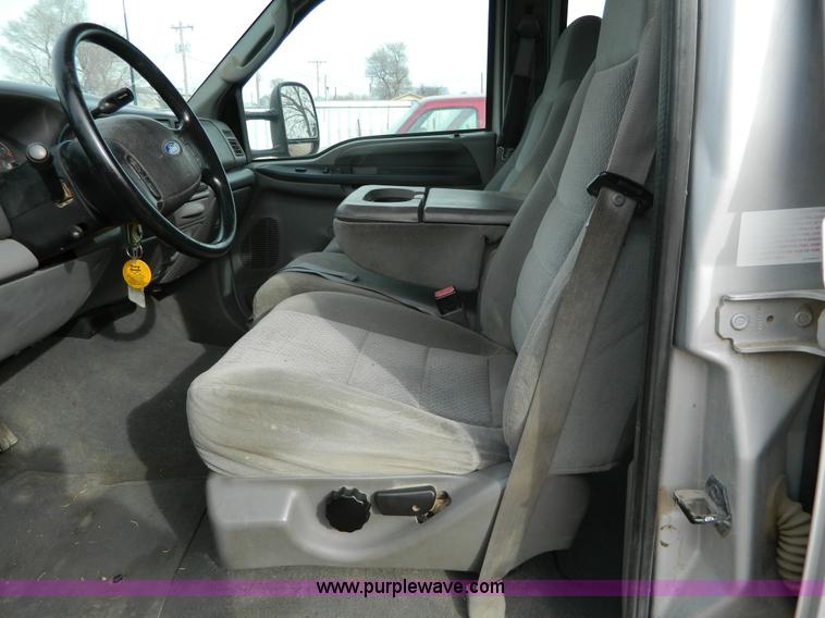 image for item D6112 2003 Ford F250 Super Duty XLT Crew Cab pickup truck