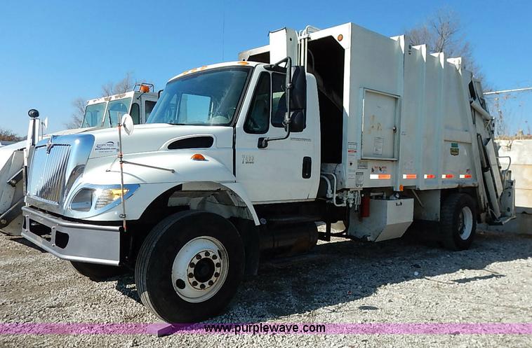 image for item I5088 2007 International 7400 refuse truck