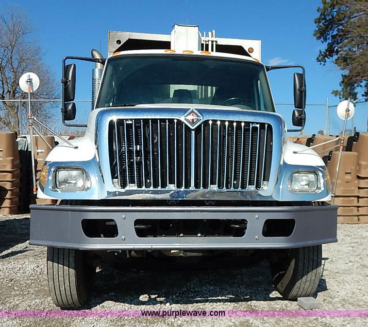image for item I5088 2007 International 7400 refuse truck