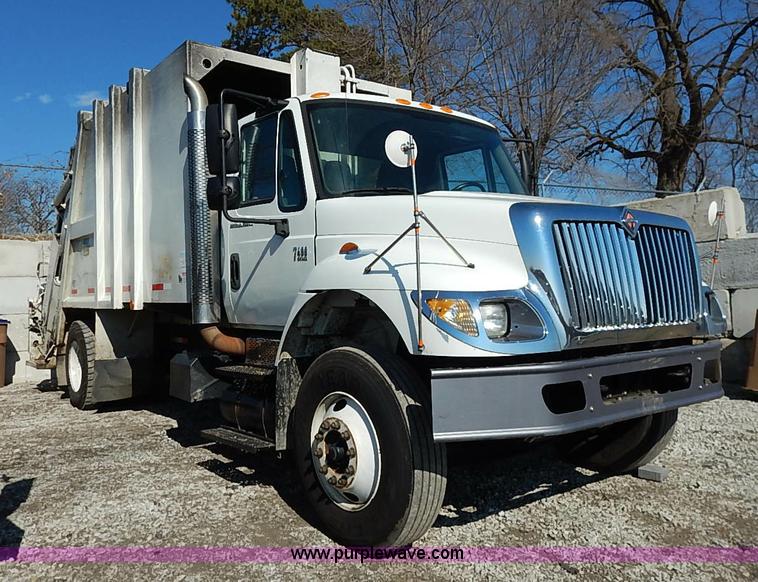 image for item I5088 2007 International 7400 refuse truck