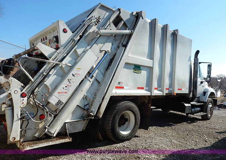 image for item I5088 2007 International 7400 refuse truck