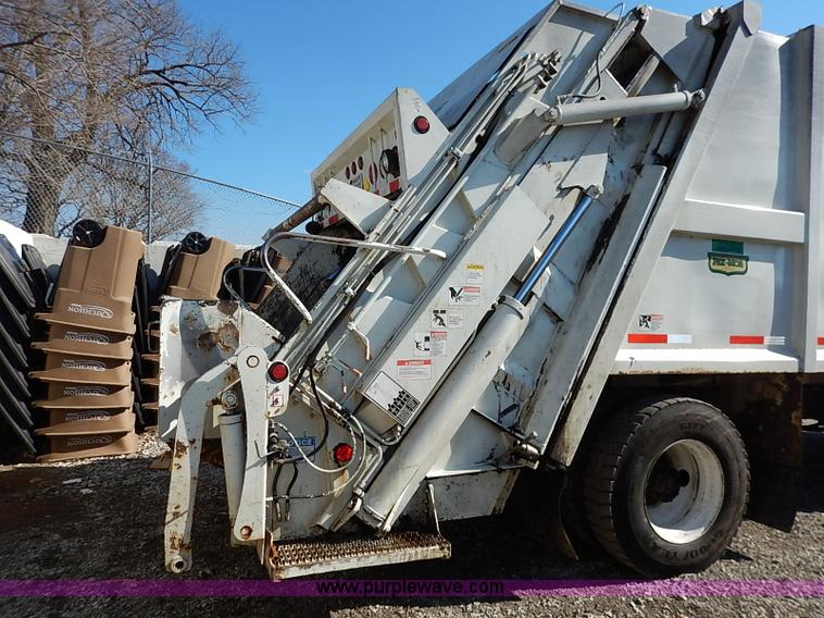 image for item I5088 2007 International 7400 refuse truck