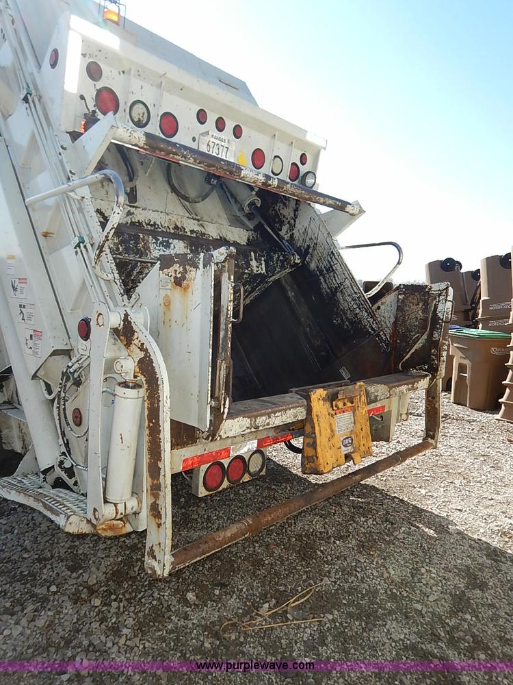 image for item I5088 2007 International 7400 refuse truck